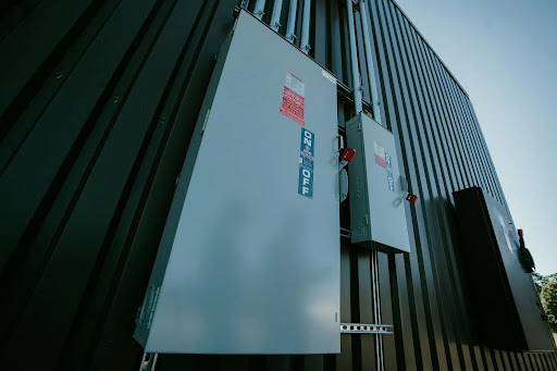 Disconnecting means on the side of an energy storage system